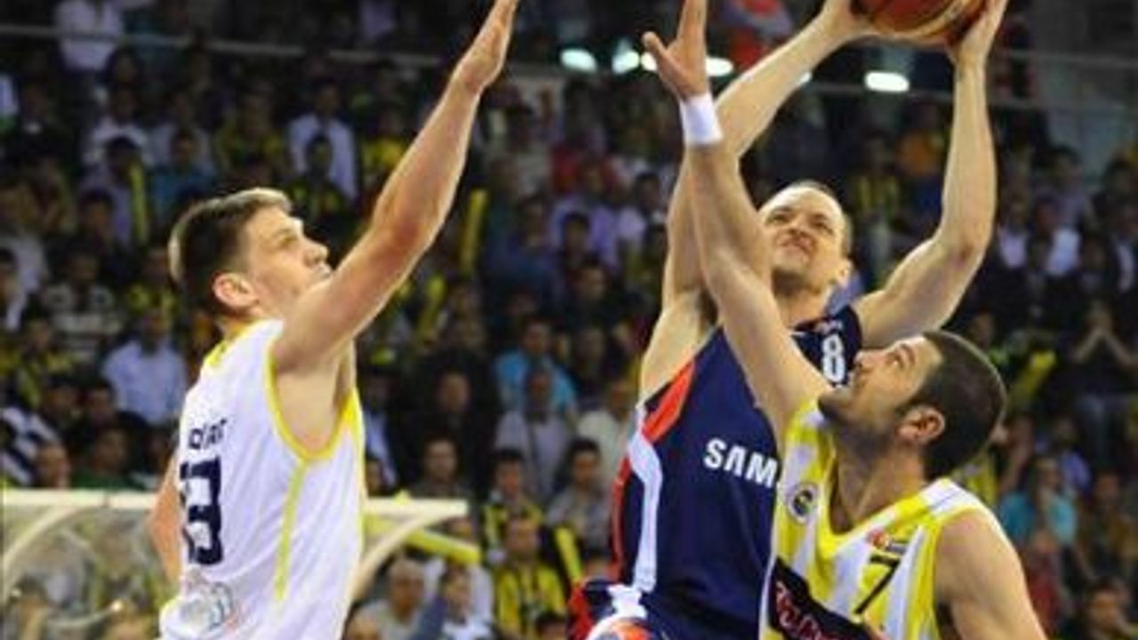 Fenerbahçe Ülker, İspanya’nın Caja Laboral takımına 69-66 mağlup oldu. 